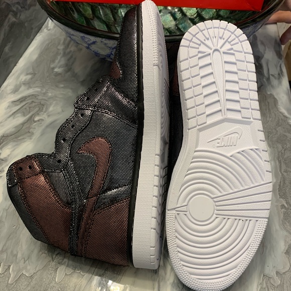 NIKE Women’s Air Jordan 1 HI OG FEARLESS - Picture 6 of 8